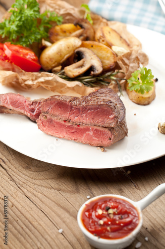 steak fleich gericht auf dem tisch