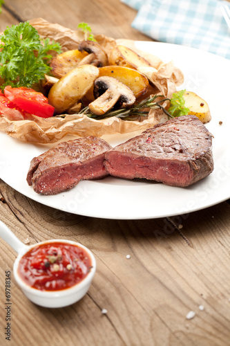 steak fleich gericht auf dem tisch