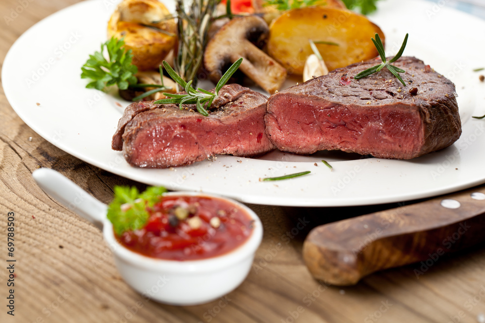 steak fleich gericht auf dem tisch