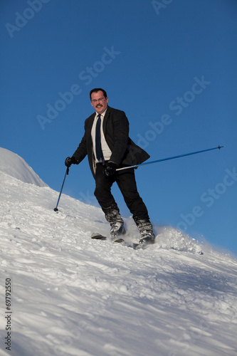 Konstfotografi Man in business sute on ski