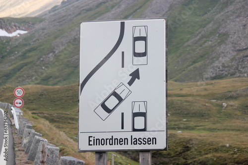 österreichisches Straßenschild einordnen lassen photo