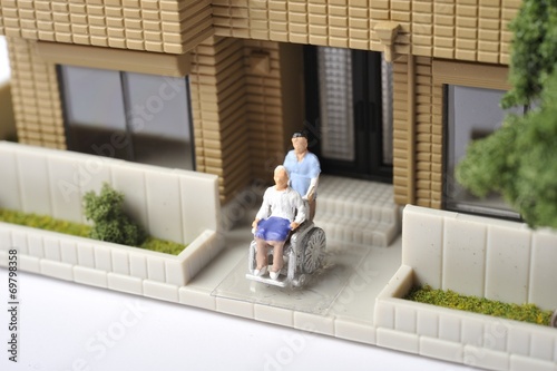 車椅子を使っている高齢者と介護している人