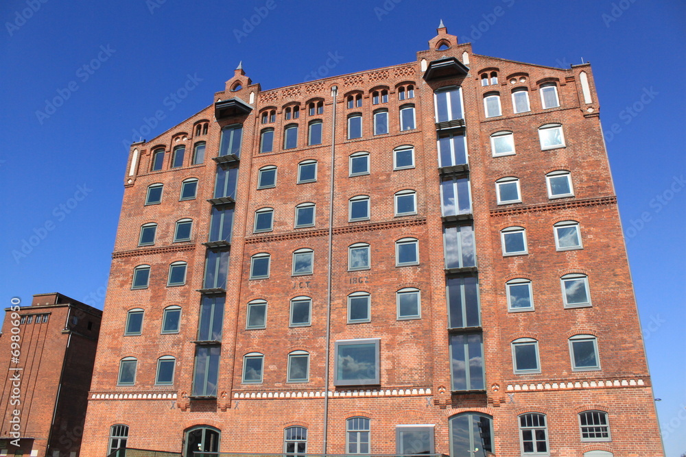 Fototapeta premium Historischer Thormannspeicher im Wismarer Hafen