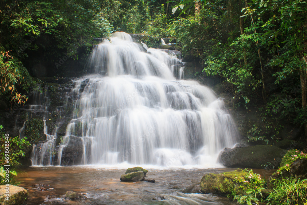 Obraz premium waterfall and rocks covered with moss