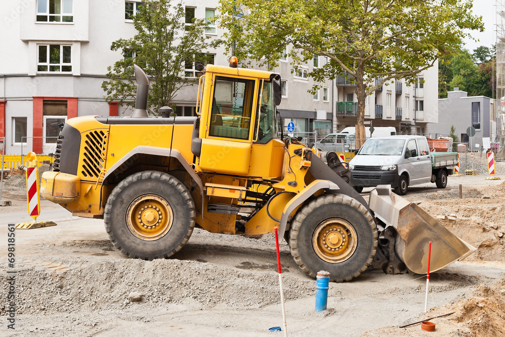 Strassenbauarbeiten und ein grosser gelber Baggerlader