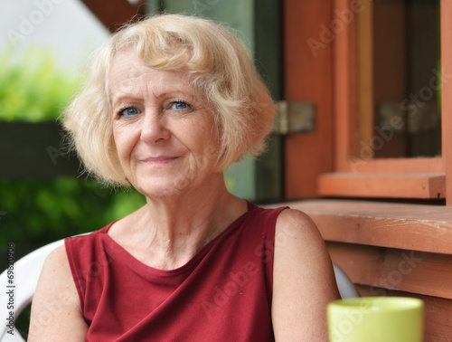 Obraz na płótnie Mature, blonde woman in garden, w salonie