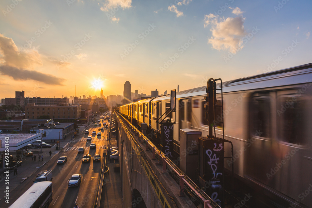 Obraz premium Pociąg metra w Nowym Jorku o zachodzie słońca