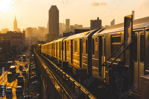 Obraz na plátně Subway Train v New Yorku při západu slunce