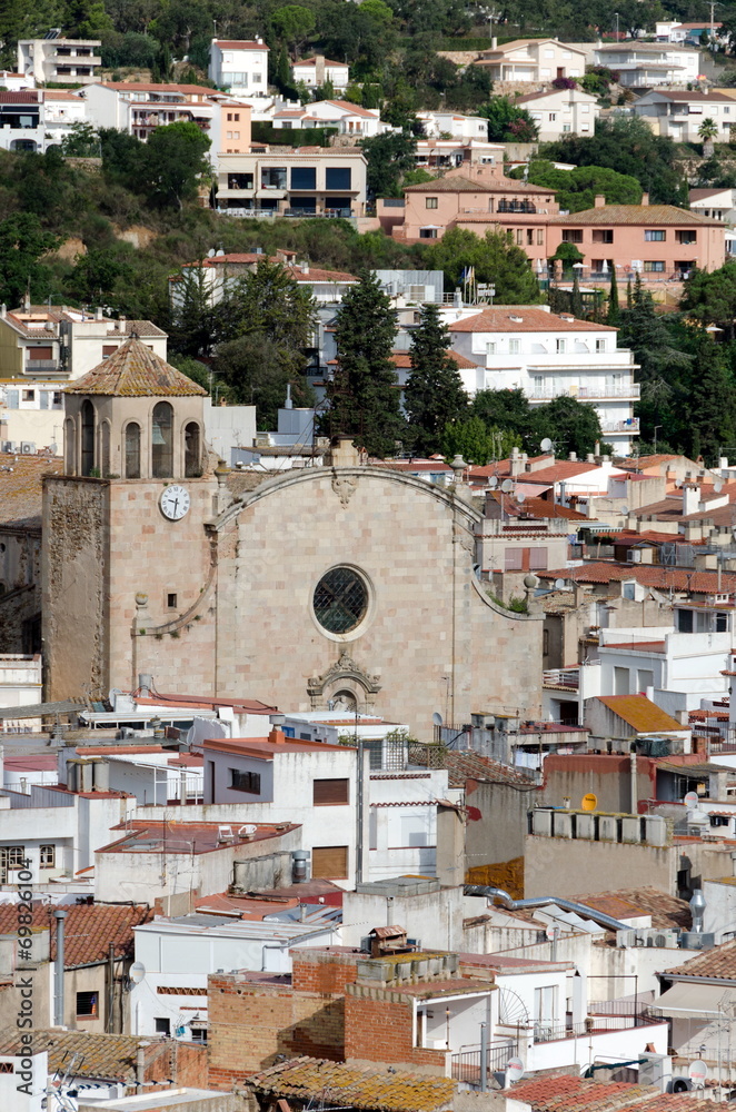 The Parish Church of Sant Vicent surrounded by roofs - Tossa de