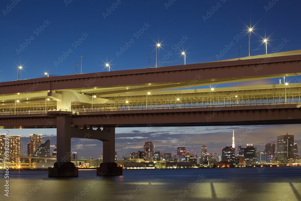 Naklejka premium Tokyo Bay at Rainbow Bridge and tokyo tower