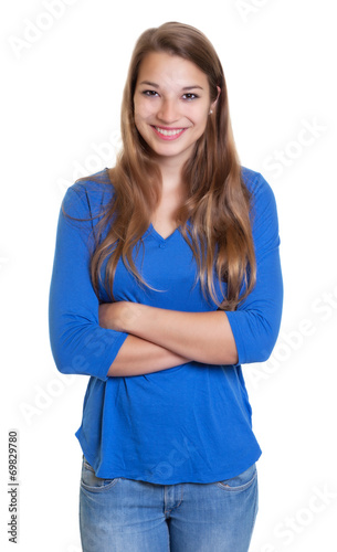 Blonde Frau mit blauem Shirt und verschränkten Armen