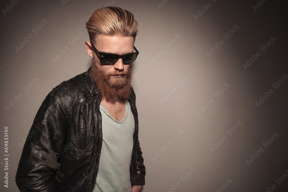 Obraz premium Man with red beard looking down