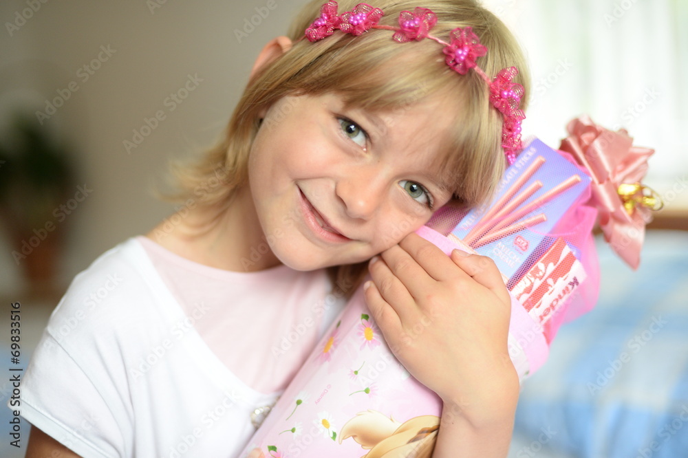 Mädchen mit Zuckertüte Mädchen mit Zuckertüte