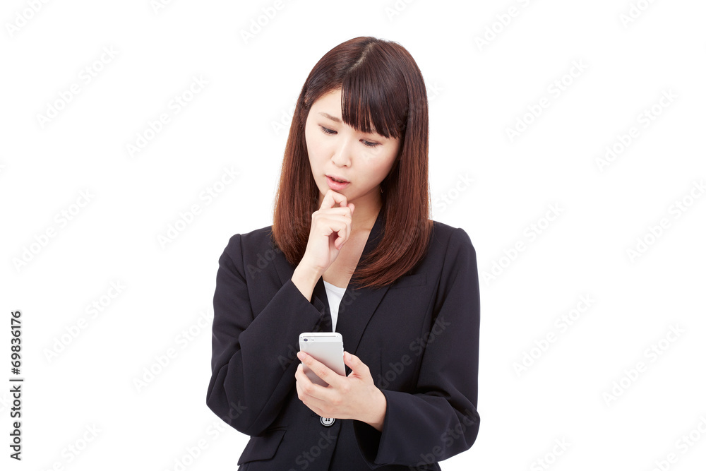 スマートフォンを持って考えるビジネスウーマン スマートフォンを持って考えるビジネスウーマン