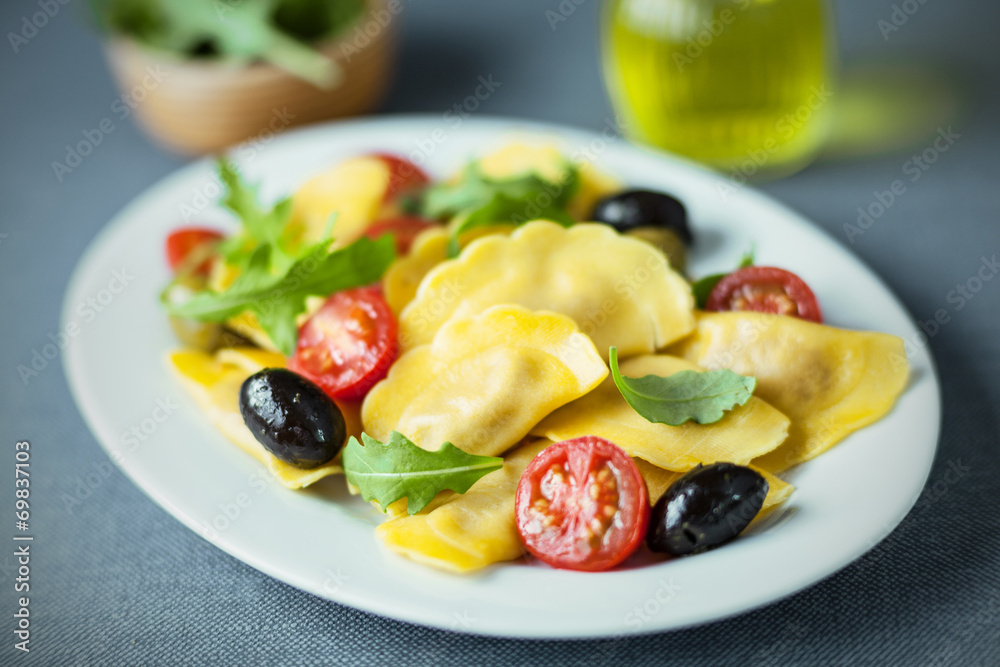 Italian ravioli salad with rocket and tomato Italian ravioli salad with rocket and tomato