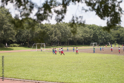 サッカーをする少年達