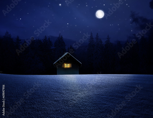 Waldhütte bei Vollmondnacht