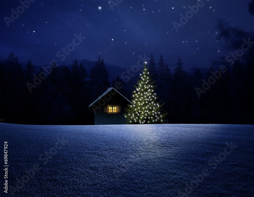 Schihütte mit Christbaum bei Nacht