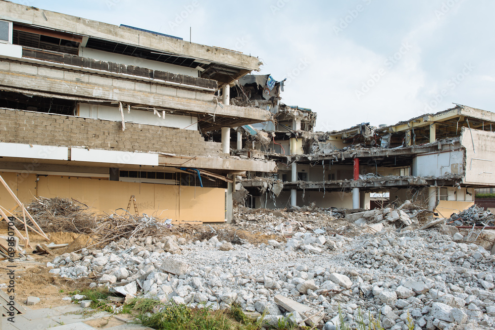 Abbruch von Gebäuden in städtischen Umgebungen. Haus in Schutt und Asche Abbruch von Gebäuden in städtischen Umgebungen. Haus in Schutt und Asche