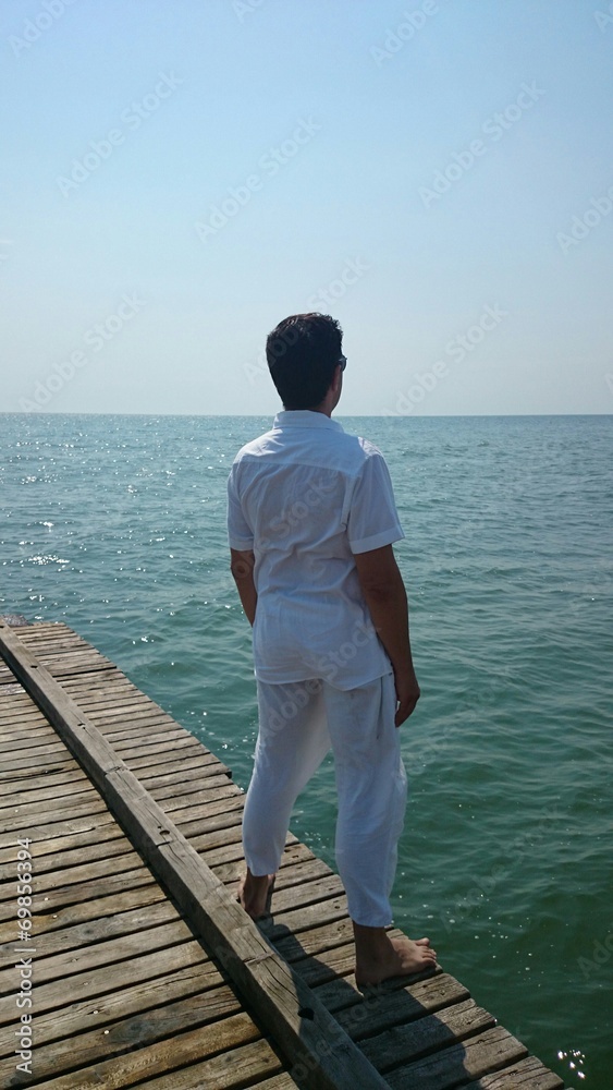 Junger Mann blickt auf Meer