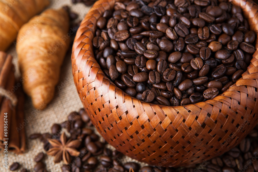 Fototapeta premium roasted coffee beans in a bamboo basket
