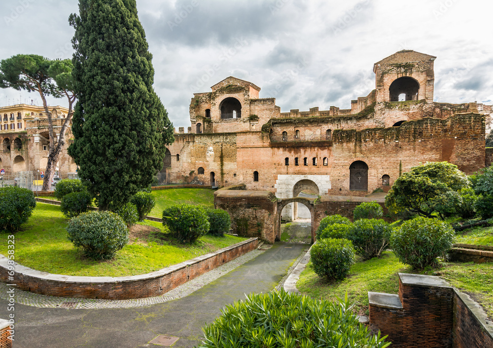 Obraz premium Porta Asinaria and guard Towers on the Rome walls