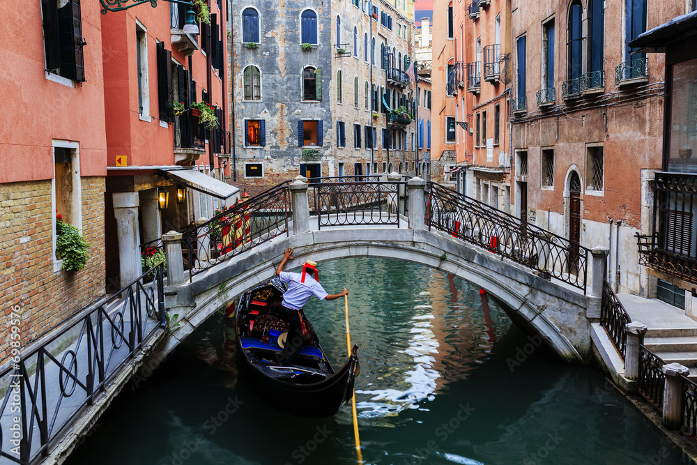 Fototapeta premium Wenecja, Włochy - Gondolier i zabytkowe kamienice