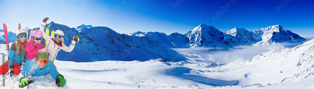 Obraz premium Skiing. Skiers enjoying winter vacation, panorama