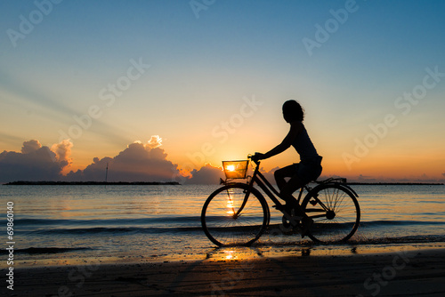 pedalata all'alba sul mare