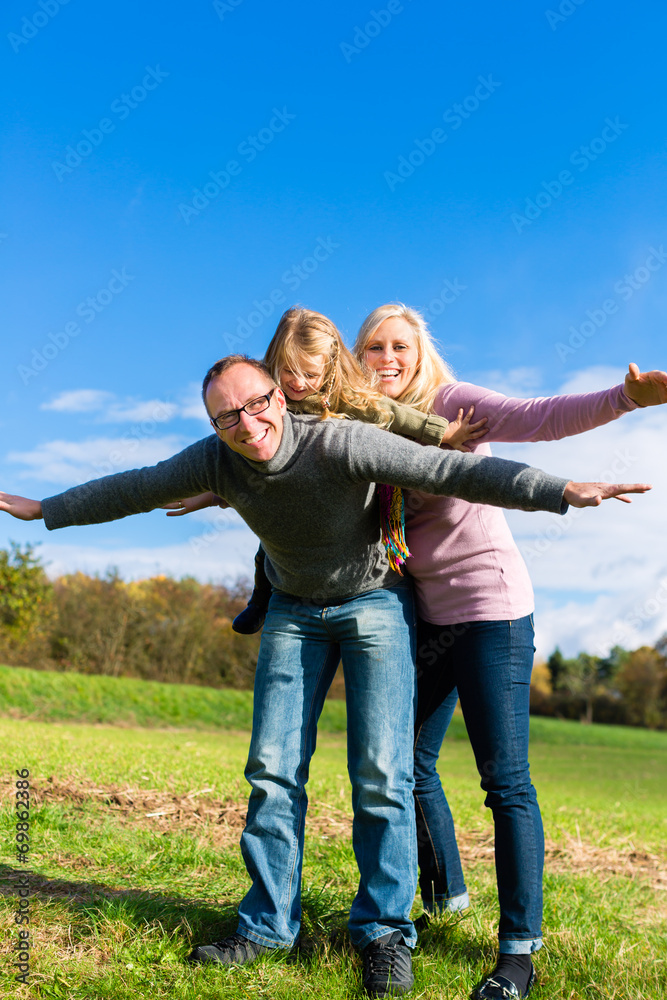 Familien Spaziergang im Herbst Park 