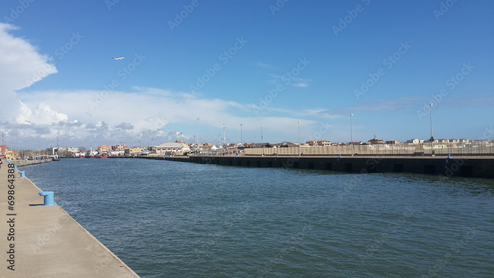 Avión sobre muelle italiano.