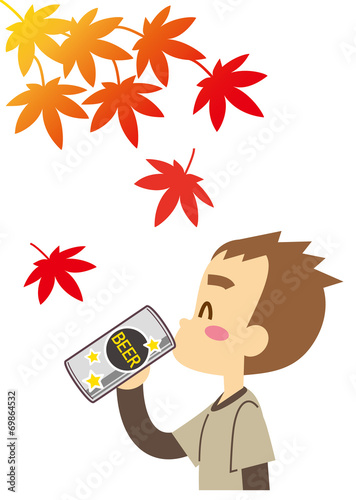紅葉　ビールを味わう若い男性