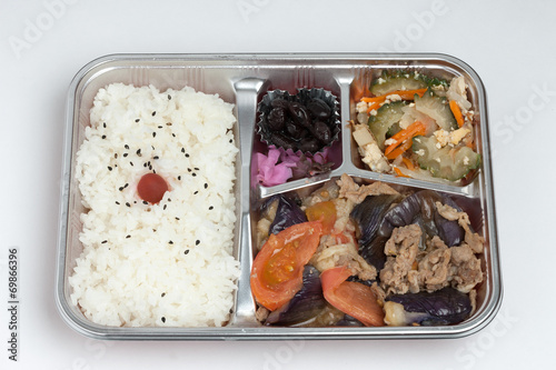 ナスとトマトの豚肉いため弁当 photo