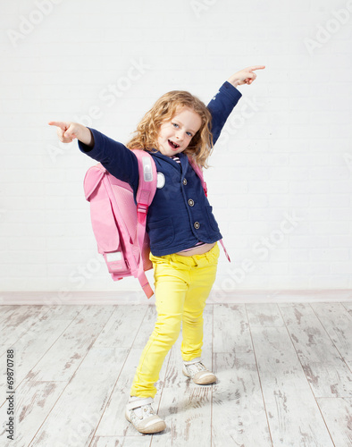Fototapeta Naklejka Na Ścianę i Meble -  Little girl with schoolbag