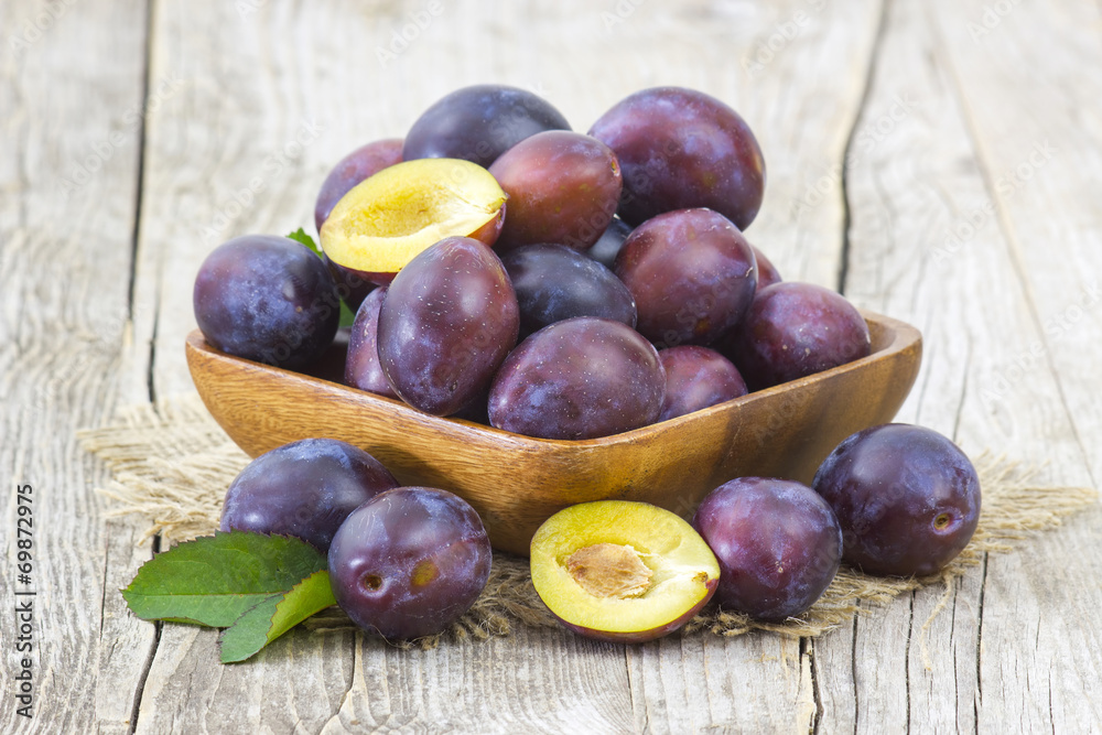 Obraz premium fresh plums in a bowl
