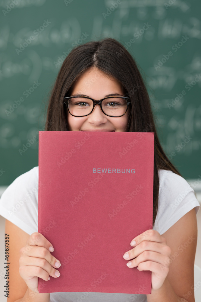 schülerin zeigt ihre bewerbungsmappe
