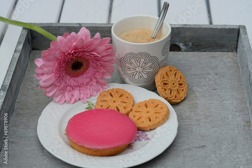 Koffie met koekjes met roze gerbera photo