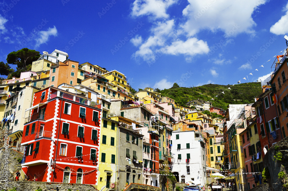 Obraz premium Traditional Mediterranean architecture of Riomaggiore, Italy