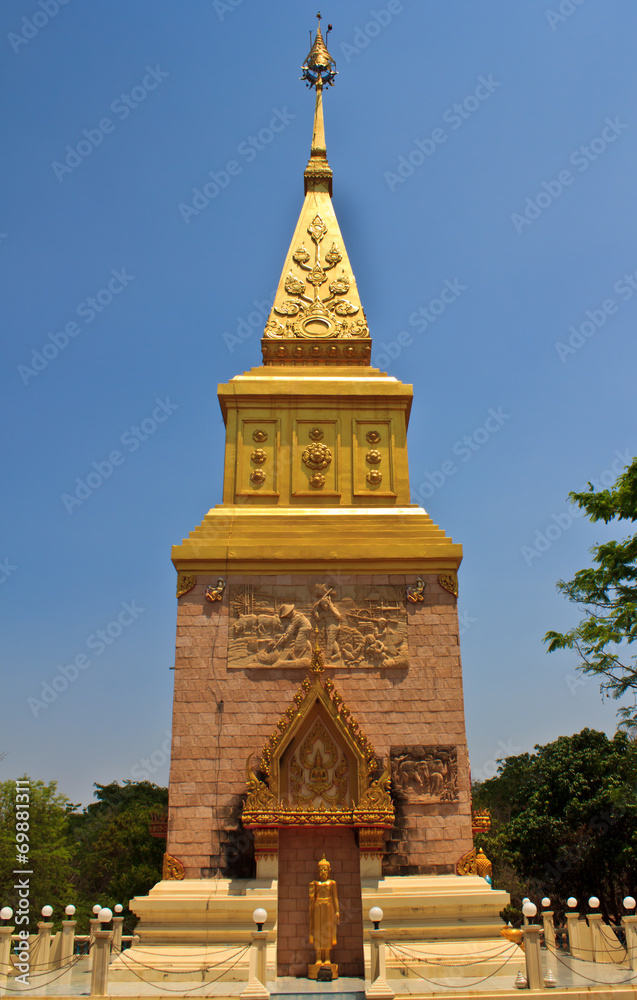 Fototapeta premium Pagoda gold landmark with thai against blue sky Thailand