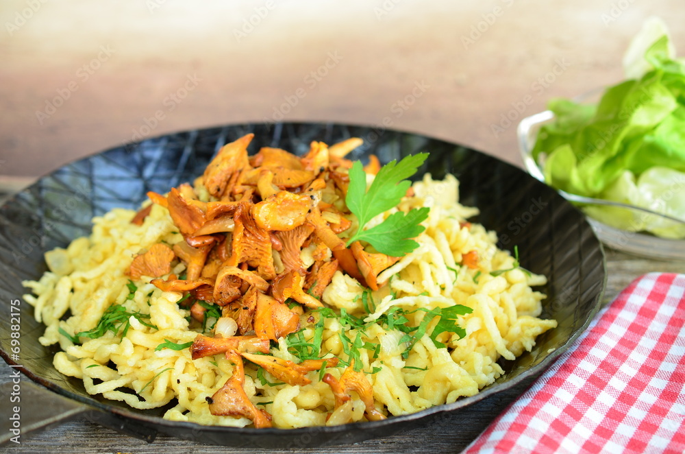 Pilzpfanne mit Pfifferlingen und Spätzle Pilzpfanne mit Pfifferlingen und Spätzle