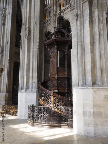 Iglesia de San Eustaquio en París photo