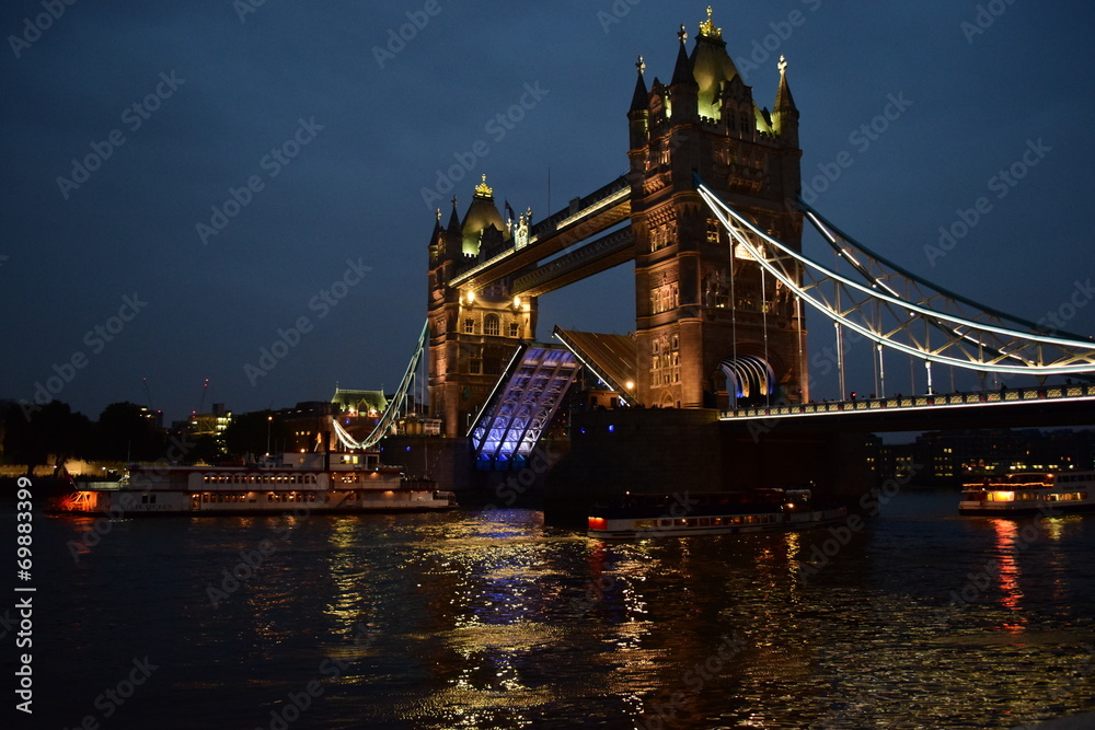 Obraz premium Open Tower Bridge by Night