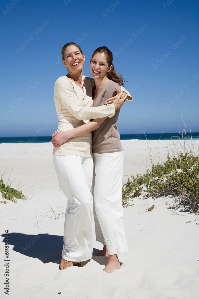 Mutter und Tochter,die auf Strand