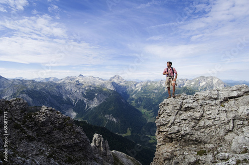 Österreich,Salzburger Land,junger Mann auf Berg © tunedin