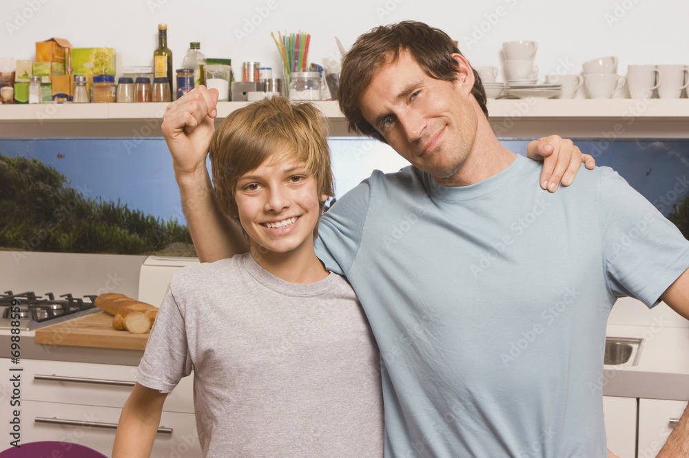 Obraz premium Vater und Sohn ( 13-14 ) lächelnd,Mann gestikuliert,Portrait