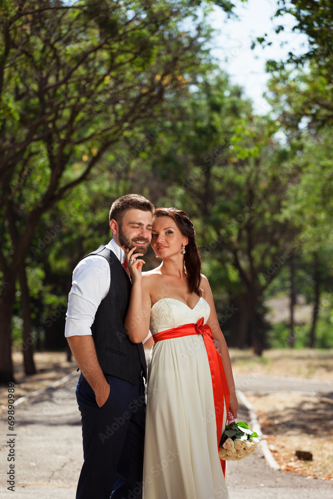 Naklejka premium European bride and groom kissing in the park