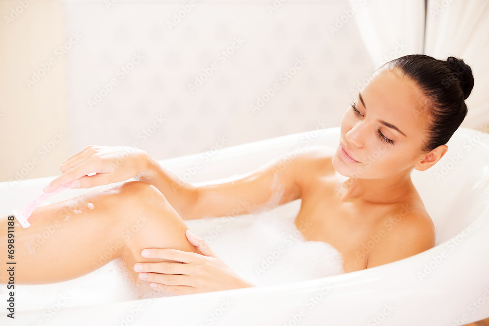Naklejka premium Making her legs soft and silky.