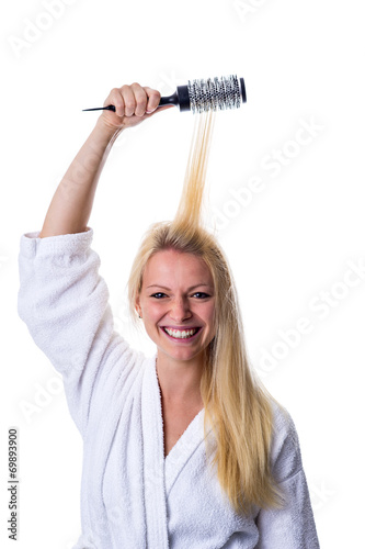 Blondine mit Haarbürste in der Hand