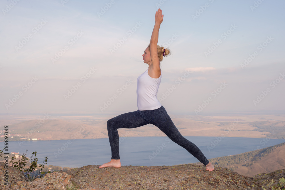 девушка занимается йогой