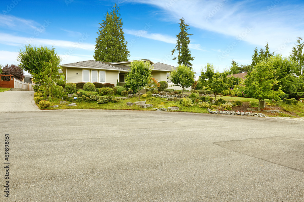 House with beautiful front yard landscape design House with beautiful front yard landscape design